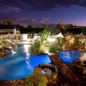 Arebbusch Travel Lodge Windhoek: Swimmingpool bei Nacht