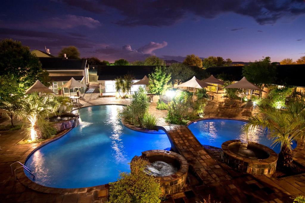 Arebbusch Travel Lodge Windhoek: Swimmingpool bei Nacht