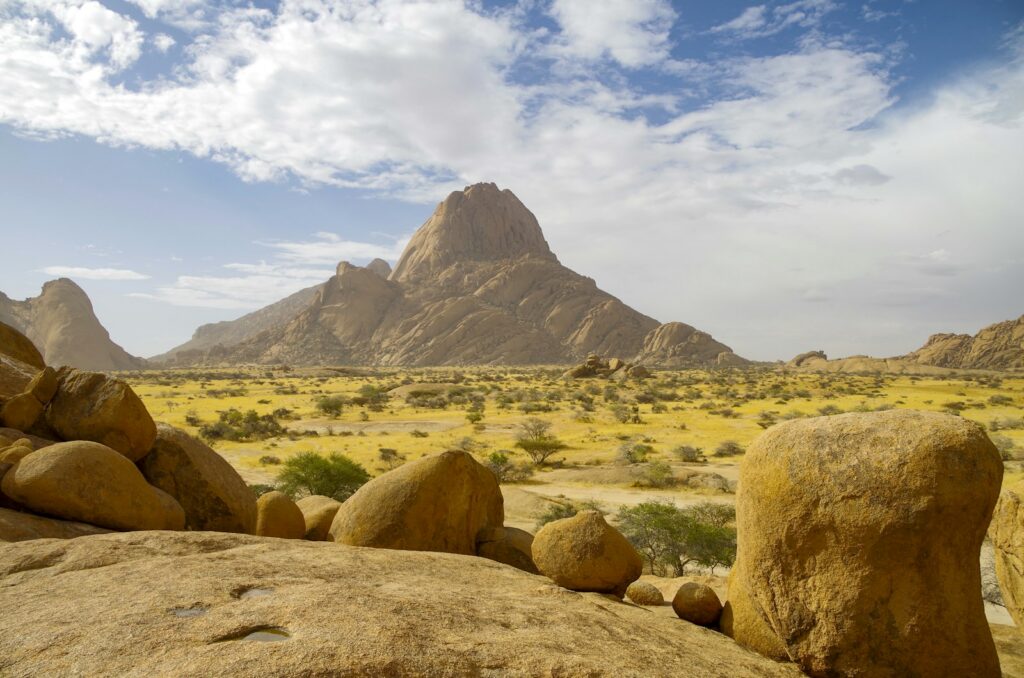 Granitblöcke mit der Spitzkoppe im Hintergrund