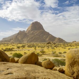 Granitblöcke mit der Spitzkoppe im Hintergrund
