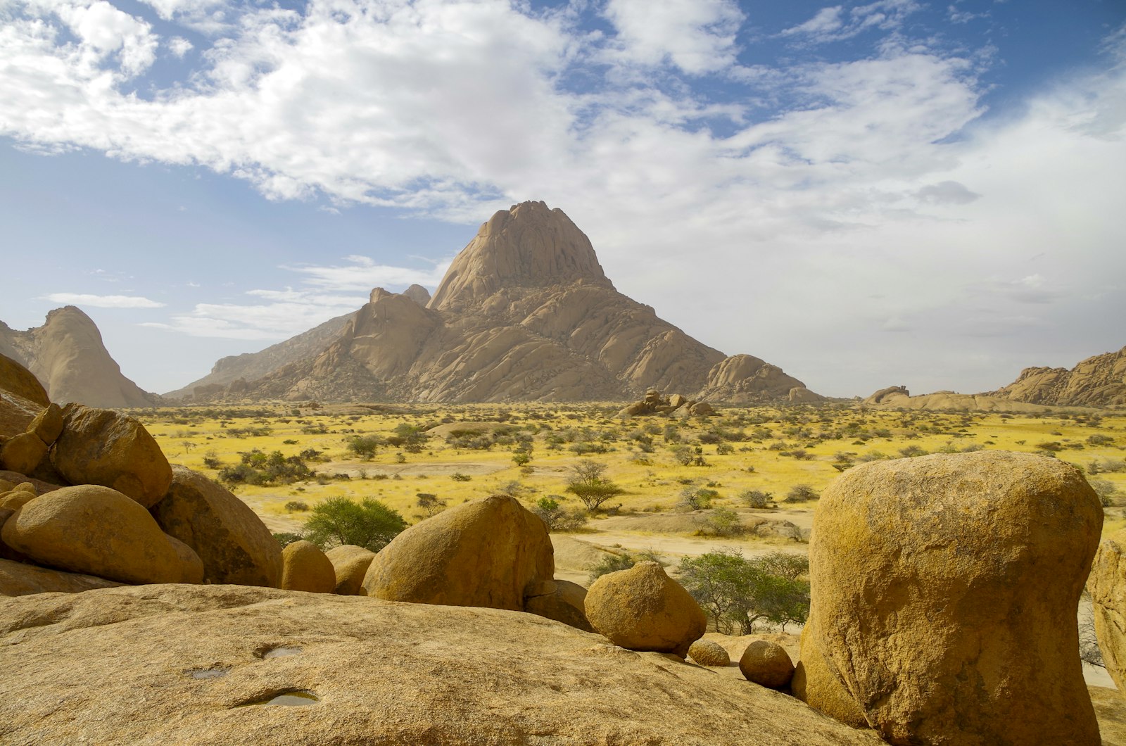 Granitblöcke mit der Spitzkoppe im Hintergrund