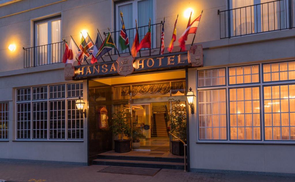 Hansa Hotel Swakopmund: Hotelfassade mit Fahnen