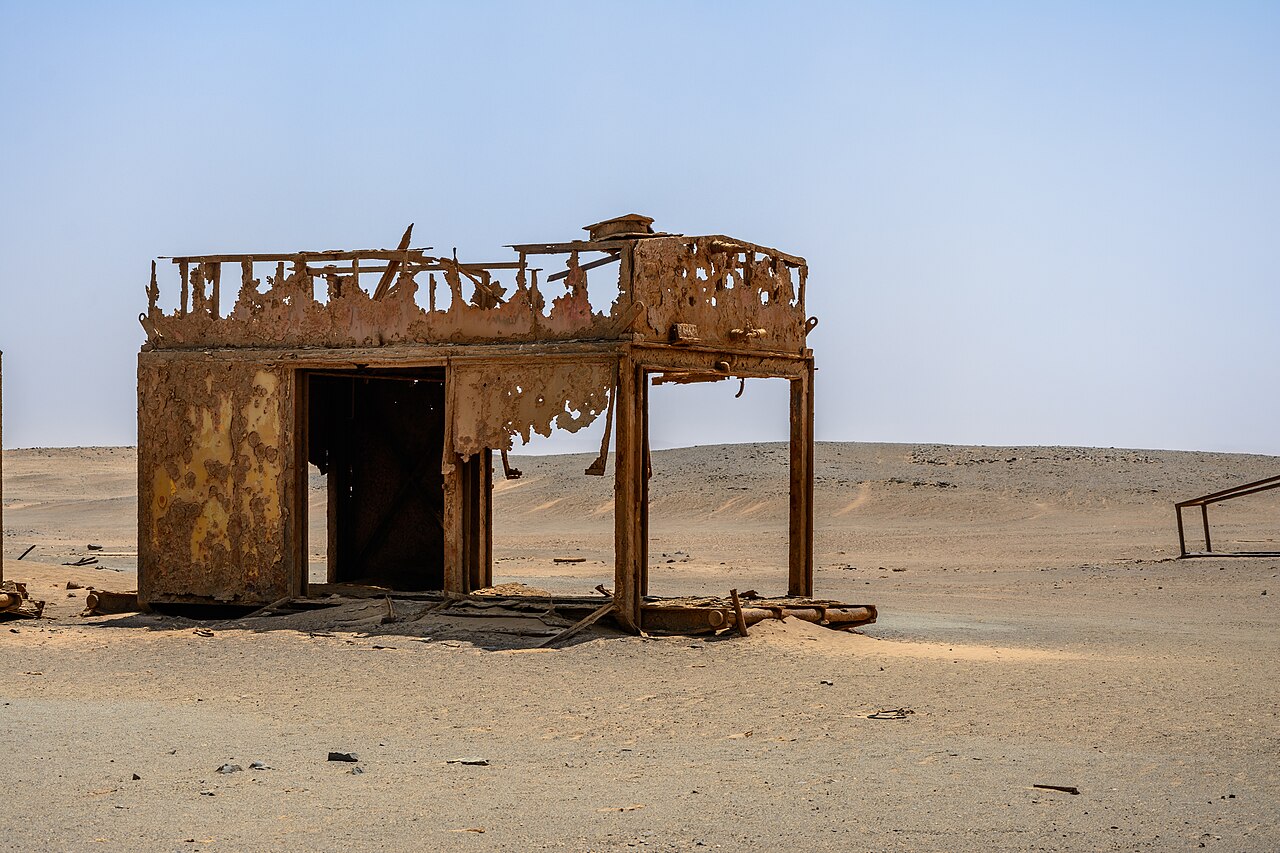 Verrostete Reste eines alten Bauwerks in der Wüste an der Skelettküste, Namibia