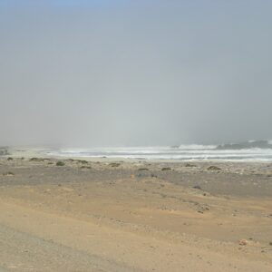 Nebel über Strand und Brandung an der Skelettküste (Symbolbild)
