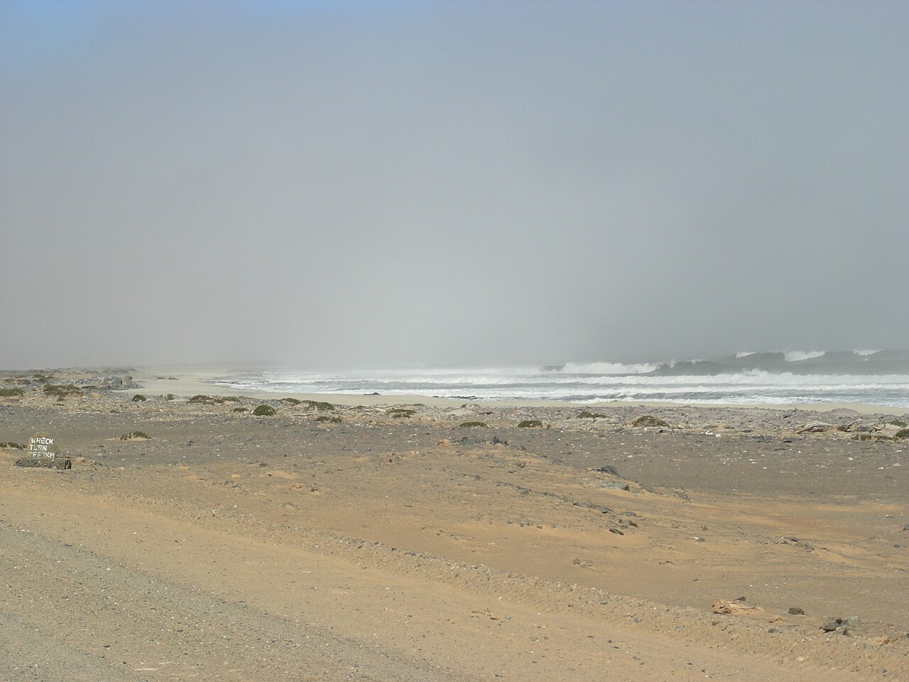 Nebel zieht über Strand und Atlantikbrandung an der Skelettküste, Namibia