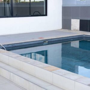 2 Bedroom Apartment Windhoek City Centre: Pool neben dem Gebäude