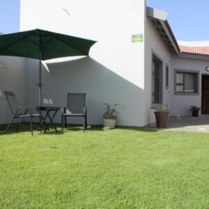 4499 Desert Rose Swakopmund: Terrasse und Rasen