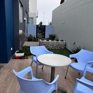 5078 Swakopmund: Terrasse mit Tisch und Stühlen