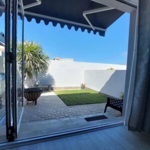 A Lighthousee Delight Swakopmund: Terrasse mit Tisch und Bank
