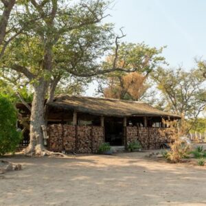 Aabadi Mountain Camp: Campgebäude zwischen Bäumen