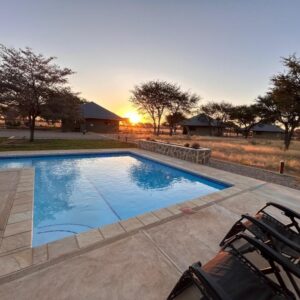 Africa Awaits Lodge and Safaris: Poolterrasse bei Sonnenuntergang