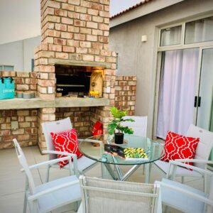 Alamar Self Catering Apartment 39 Ongwe Swakopmund: Terrasse mit Kamin