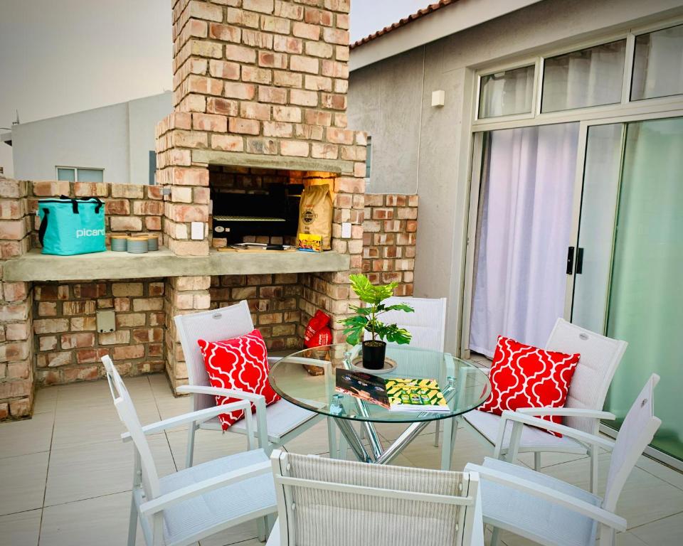 Alamar Self Catering Apartment 39 Ongwe Swakopmund: Terrasse mit Kamin