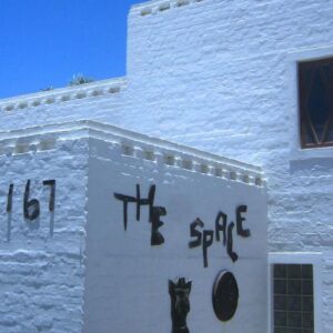 Alternative Space B and B Swakopmund: weiß gestrichene Außenfassade