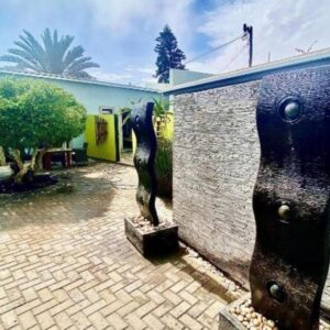 Atlantic-Square Guesthouse Swakopmund: Innenhof mit Backsteinmauer