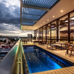 Avani Windhoek Hotel & Casino: Hotelgebäude und Swimmingpool