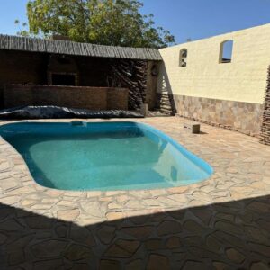 Bahnhof Hotel Usakos: Swimmingpool und Innenhof