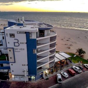 Bay View Resort Hotel Namibia Swakopmund: Resortgebäude am Strand