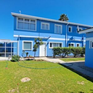 Blue Beach Cottage Self Catering Swakopmund: blaues Cottage und Hof