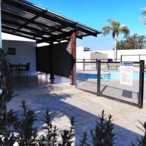 Blue Olive B and B: Swimmingpool und schattige Terrasse