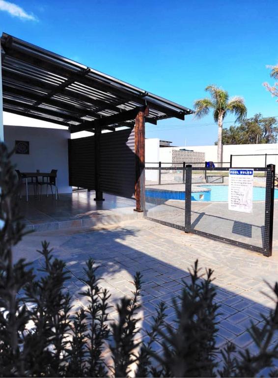 Blue Olive B and B: Swimmingpool und schattige Terrasse