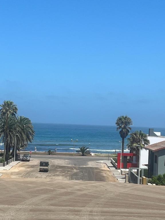 By the Sea Swakopmund: Strandlage mit Palmen
