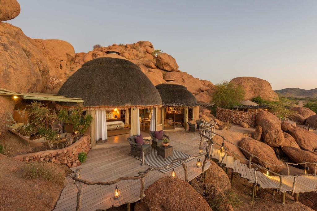 Camp Kipwe Damaraland: Luftaufnahme des Camps zwischen Felsblöcken