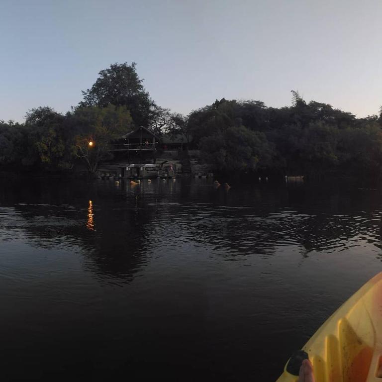 Caprivi Houseboat Safari Lodge: Anlegestelle am Fluss