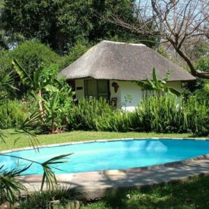 Caprivi River Lodge: Chalet und Swimmingpool