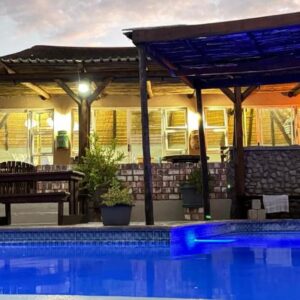 Carlos Mountain Lodge: Lodgegebäude und Swimmingpool