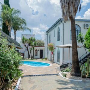 Casa Blanca Boutique Hotel Windhoek: Swimmingpool und Palmen