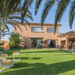 Chala-Kigi Apartments Swakopmund: Sitzplätze im Garten und Palme