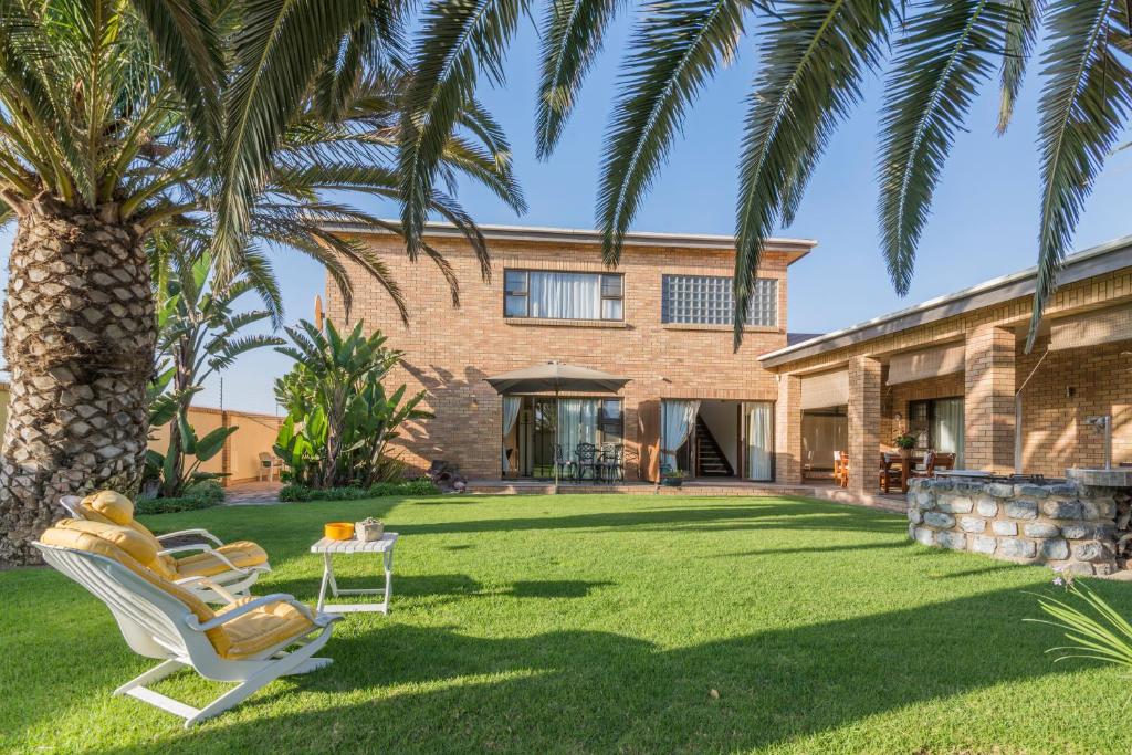 Chala-Kigi Apartments Swakopmund: Sitzplätze im Garten und Palme