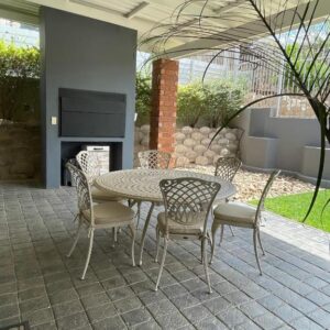 City Comfort Self Catering Windhoek: Terrasse mit Tisch, Stühlen und Feuerstelle