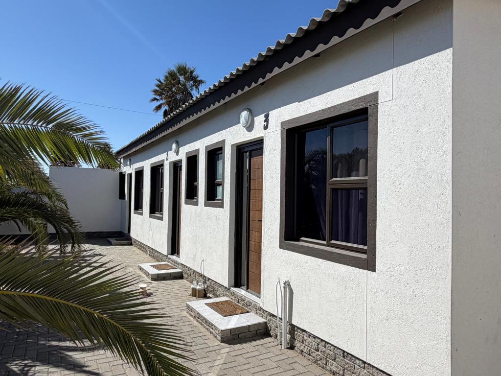 Coastwave Guesthouse Walvis Bay: Pension mit Palme