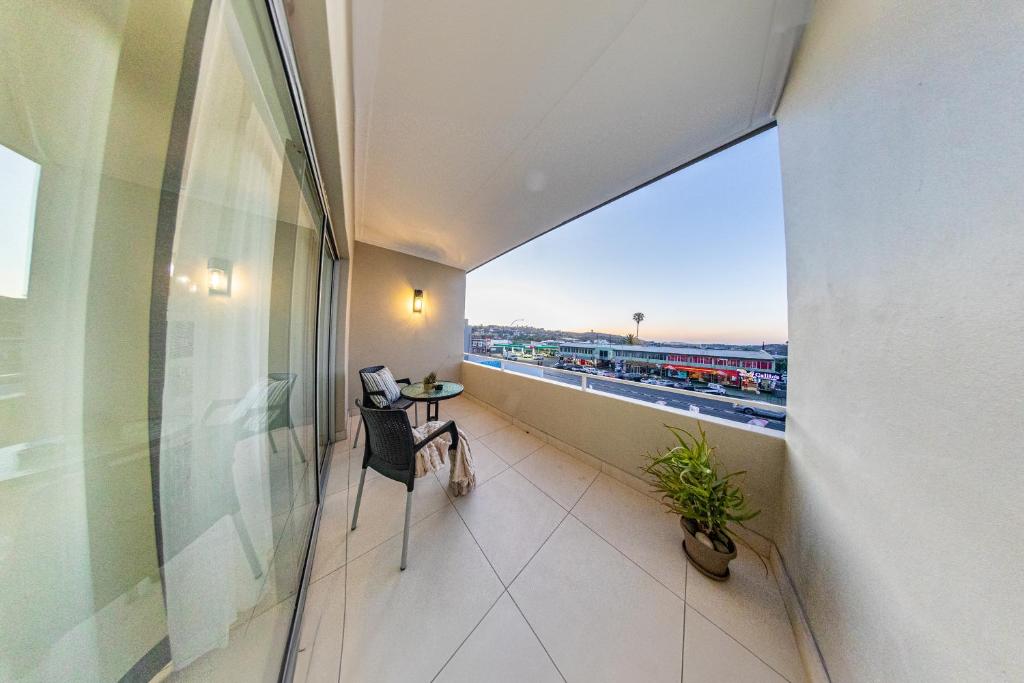 Comfort Zone Suites Hidas Windhoek: Balkon mit Stadtblick