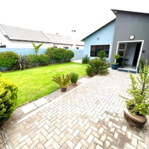 Crossroads Luxury Accommodation Swakopmund: begrünter Innenhof
