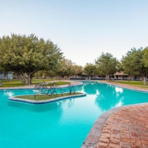 Damara Mopane Lodge: Swimmingpool im Lodgegarten