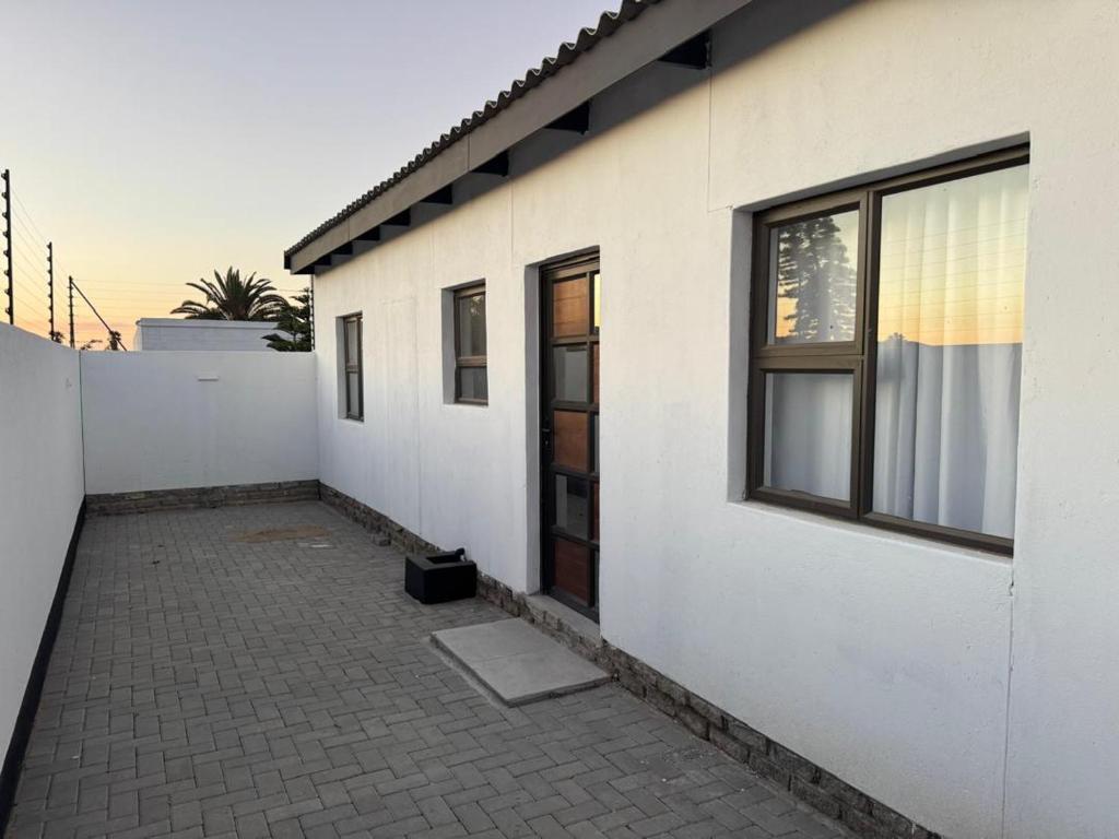 DECADE Self-catering Swakopmund: weißes Gebäude von außen