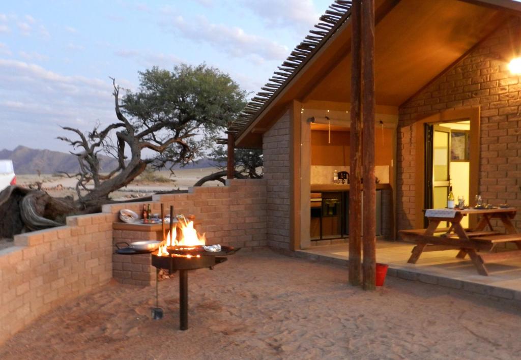 Desert Camp Sesriem: Chalet in der Wüste mit Feuerstelle