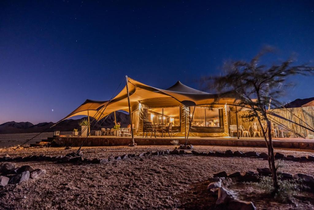 Desert Hills Glamping Camp: Glampingzelt in der Wüste
