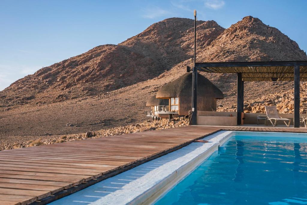 Desert Hills Lodge: Swimmingpool vor Bergkulisse