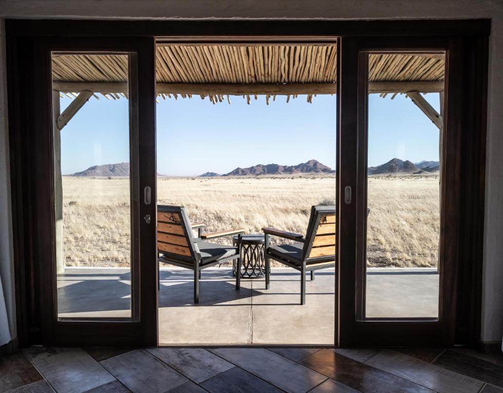 Desert Homestead Lodge: Verandasitzplätze mit Wüstenblick