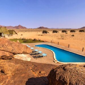 Desert Quiver Camp: Swimmingpool in der Wüstenlandschaft