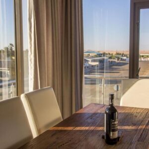 Desert Sands Boutique B&B Swakopmund: gedeckter Tisch am Fenster