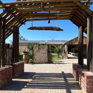 Die Skuur Campsite and Chalets: Pergola und Eingang