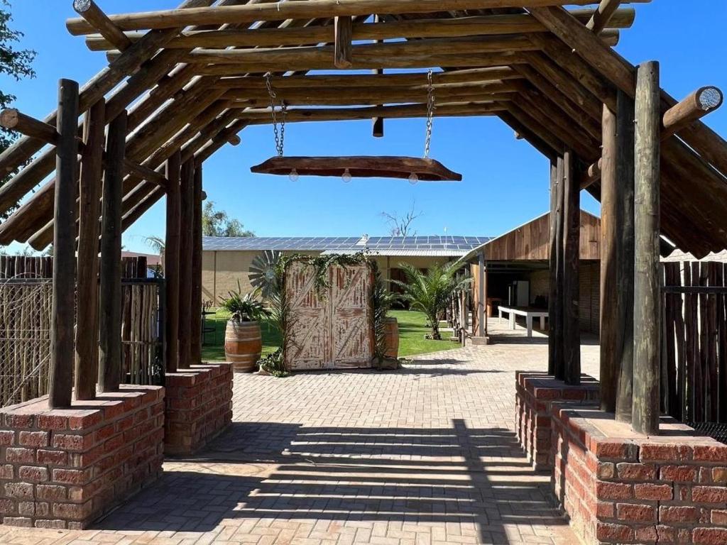 Die Skuur Campsite and Chalets: Pergola und Eingang