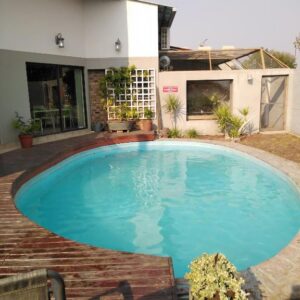 Die Windpomp Guesthouse: Swimmingpool im Garten