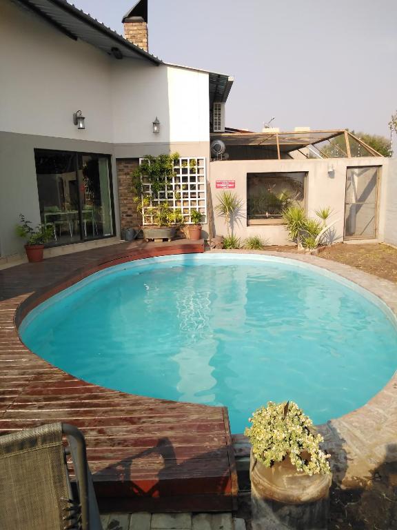 Die Windpomp Guesthouse: Swimmingpool im Garten