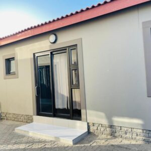 E & P Cave Swakopmund: weißes Haus von außen